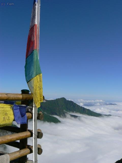 Banderas de oración del refugio y el Ceciré, con el mar de nubes por debajo