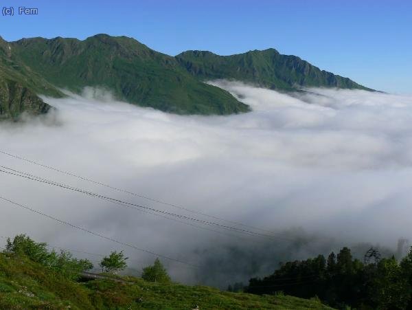 Mar de nubes, con el Ceciré al fondo. Se ven los cables del teleférico que sube al refugio de Maupas (para materiales y mantenimiento), que afean bastante junto con la tubería, pero el paisaje es tan espectacular que lo compensa