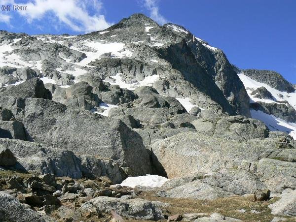 Tusse de Maupas y Maupas desde el refugio. Entre la Tusse y el Maupas parece que haya una brecha, pero no se desciende prácticamente nada