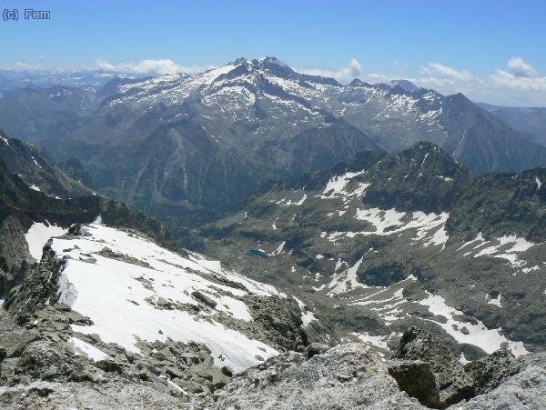 Valle de Remuñe y macizo de la Maladeta desde la cima. Se llegaba a ver el lago de Cregueña a la derecha