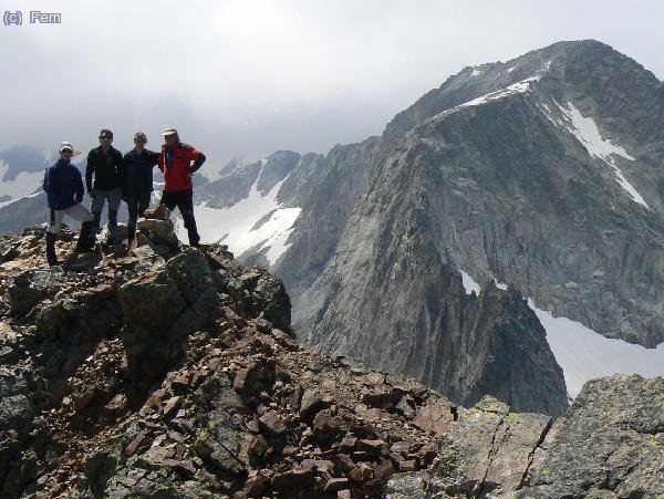 La cima occidental del Boum desde la oriental (un metro más alta), con el Maupas de telón de fondo