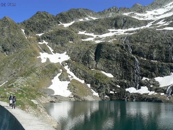 Cruzando la presa del Lac Bleu