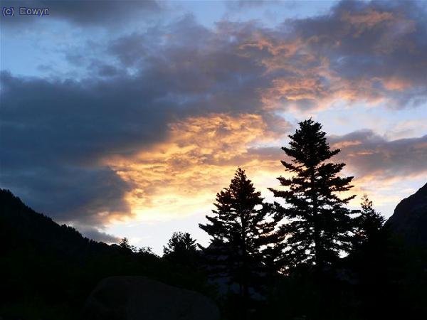 Está amaneciendo en el puente de Lliterola