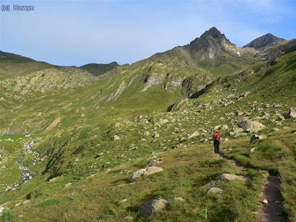Siguiendo el caminito hacia el Perdiguero. A la izquierda la cabana Forcallo