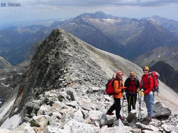 Los compis volviendo hacia el Hito E con aneto al fondo