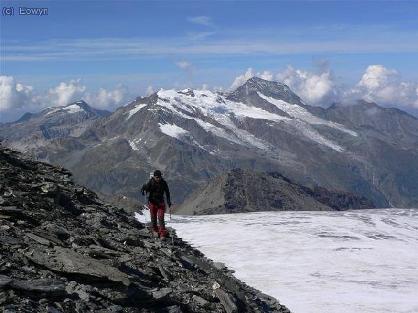 Madveras pasando al lado del glaciar de Grande Sassière