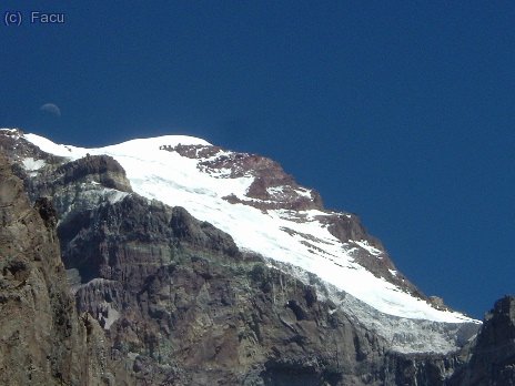 DIA 5 P. Argentina - Camp 1 - Luna en la cumbre del Aconcagua