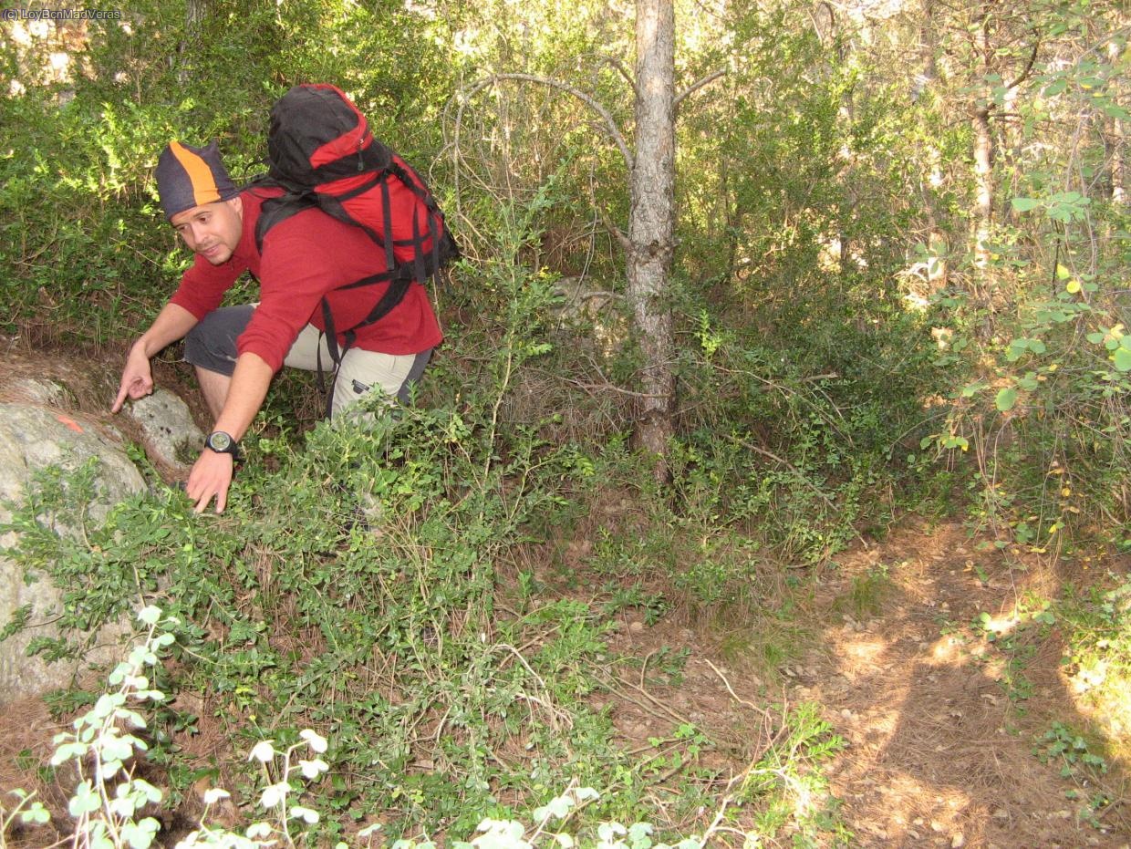 Acceso de la cresta, punto rojo/naranja marcado en la roca