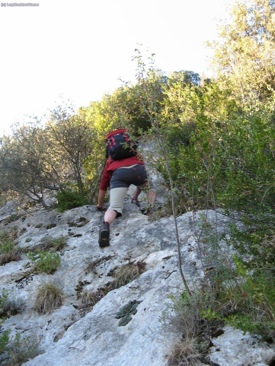Accediendo al filo por placas tumbadas entre matojos.