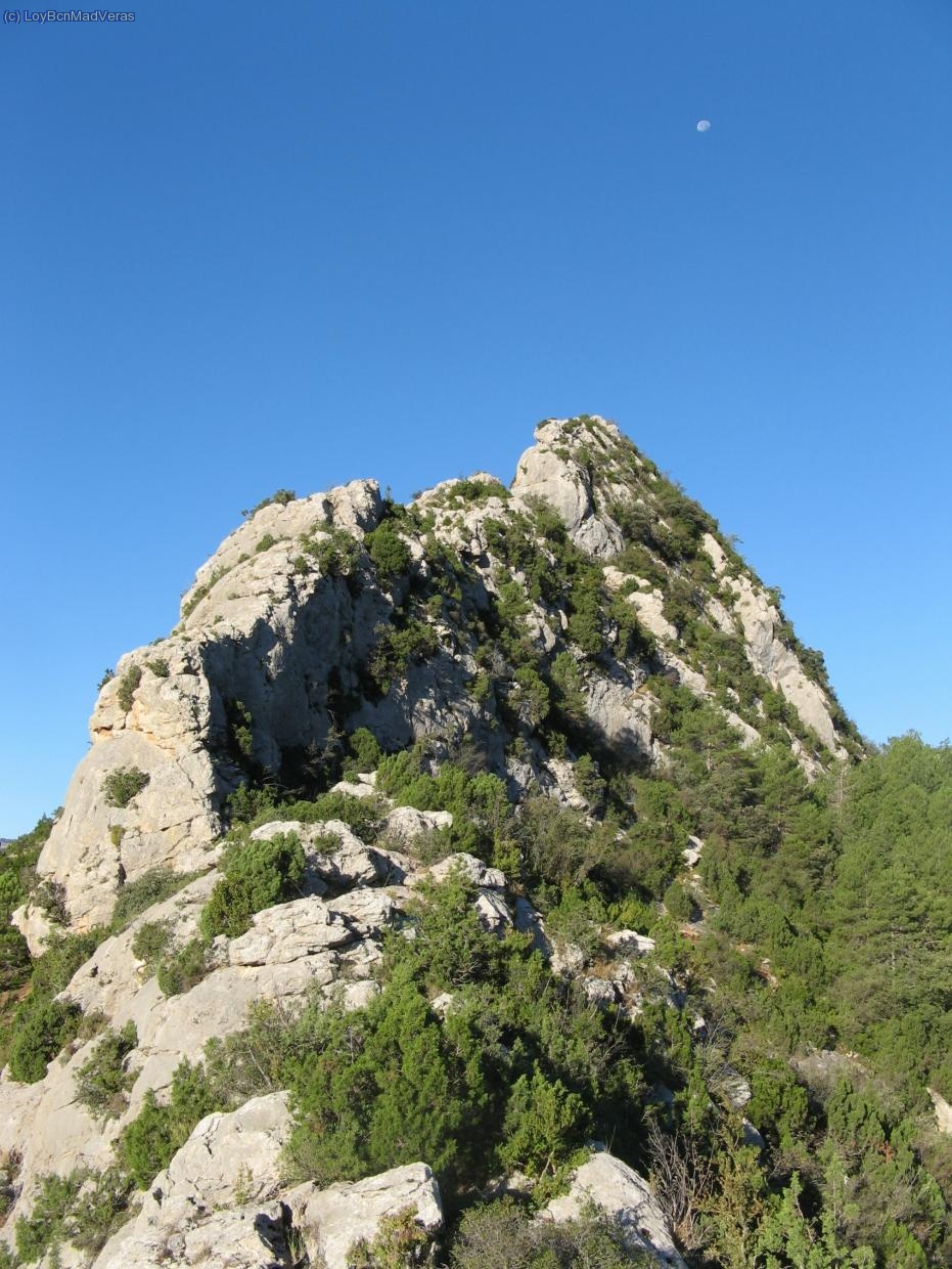 Desde aqui vemos el diedro de IV, III por el filo y al fondo la placa de 6a