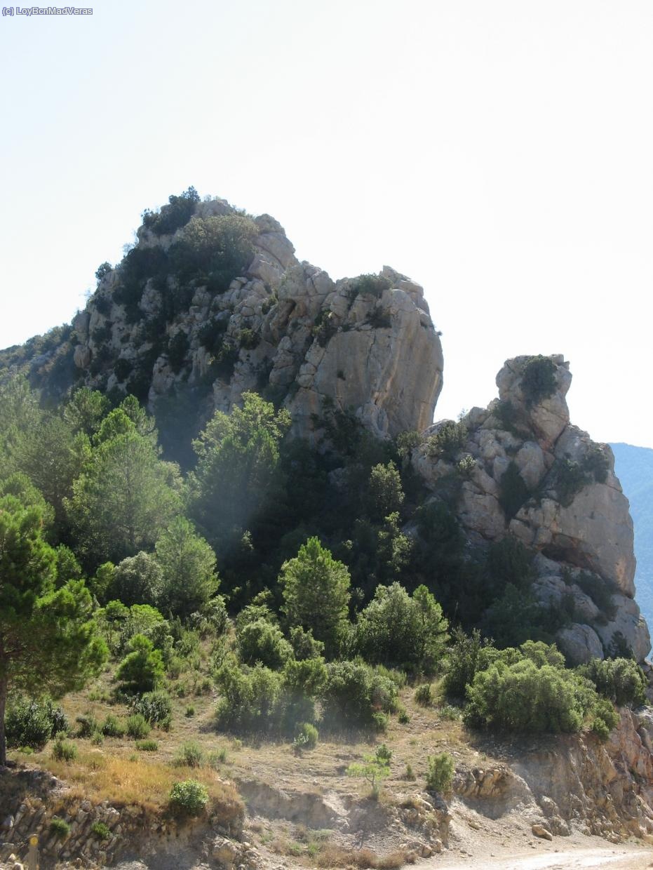 Vista desde coll Pique del rapel y el ultimo pirulillo. Para recuperar la cuerda del rapel tuvimos que subir por la cara norte (izq de la foto), sale II con un paso de III para entrar. Se puede destrepar bien.