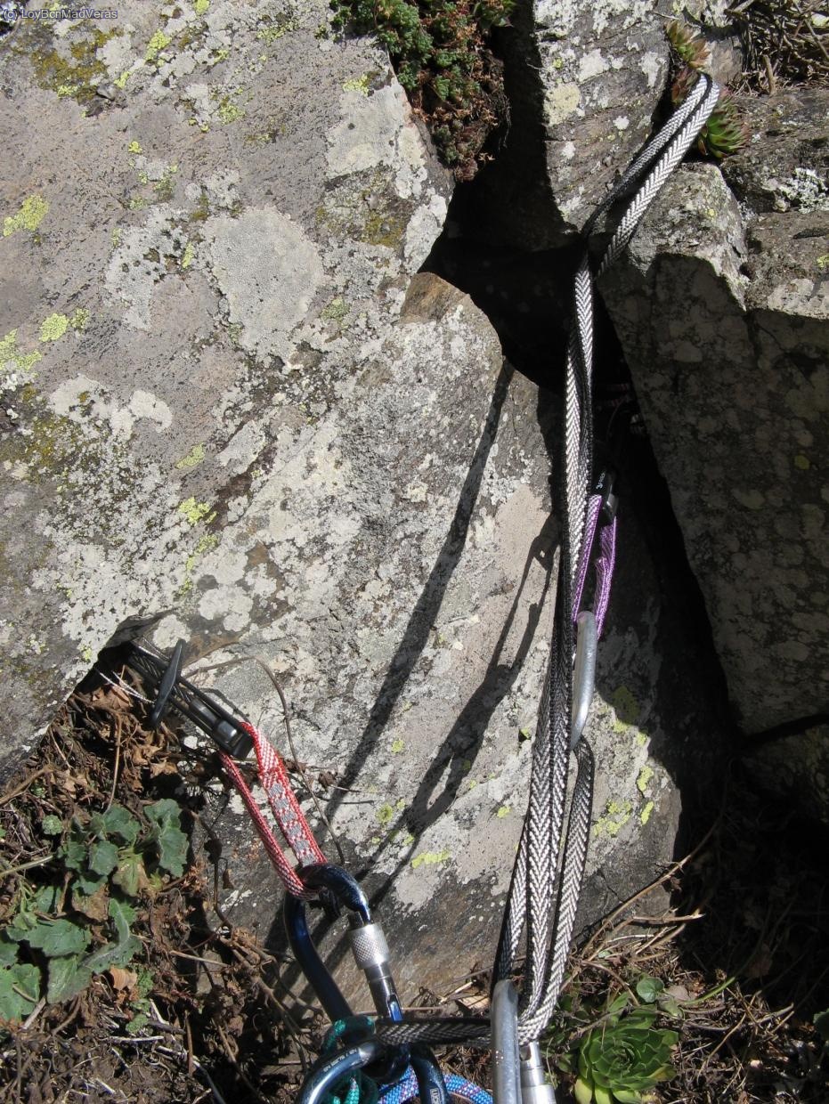 Reunión intermedia. La cuerda se quedó en una fisura con lo que rozaba muchisimo y era imposible seguir