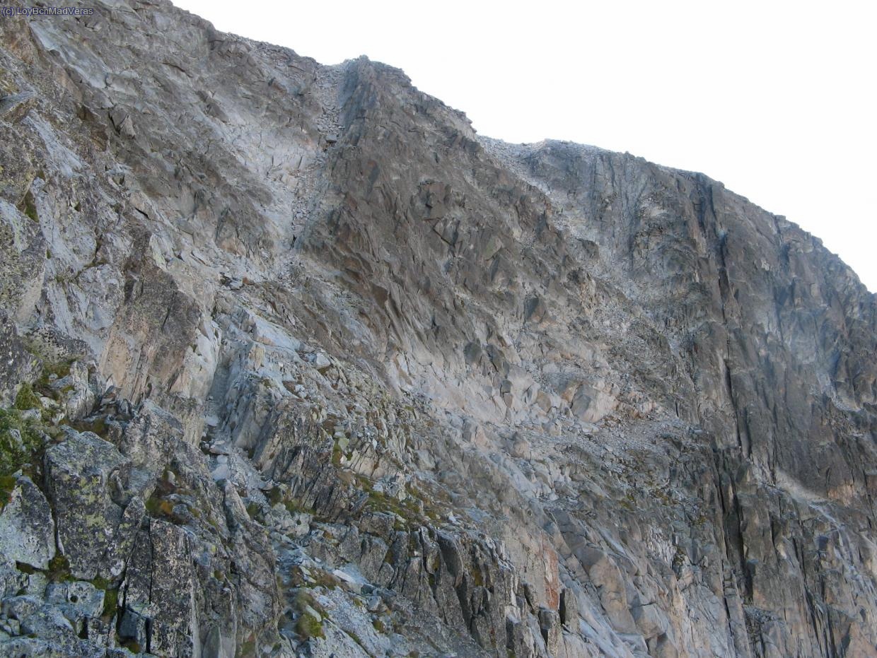 La subida es por la canal de la izquierda, bastante pedregosa y en ocasiones desecha.