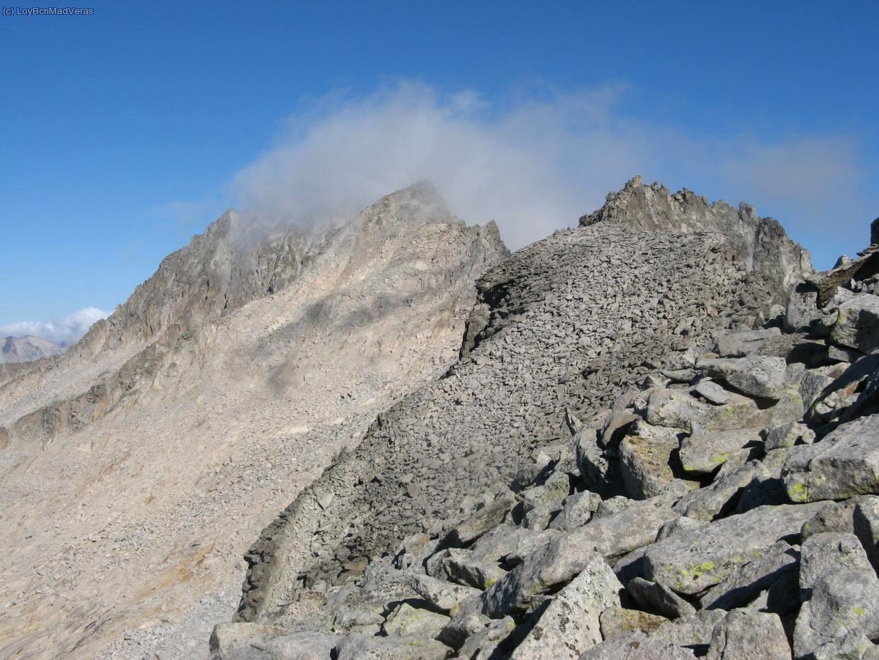 Aneto entre nubes y pico de la brecha.