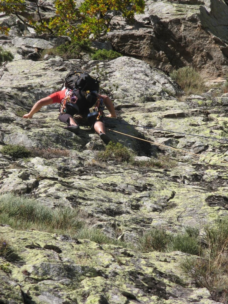 Aguito sorteando matojos. liquenes, tierra y musgo en el primer largo