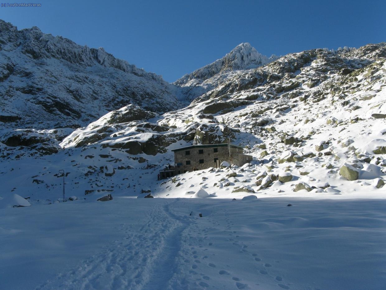 El refugio Elola. Se ve la traza que va por encima de la Laguna.
