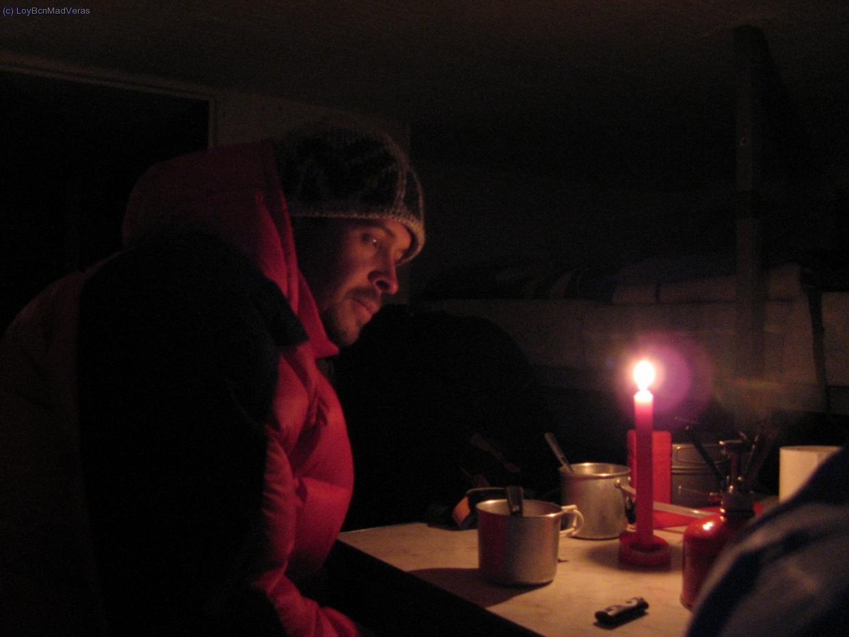 De noche, en el interior del refugio libre.