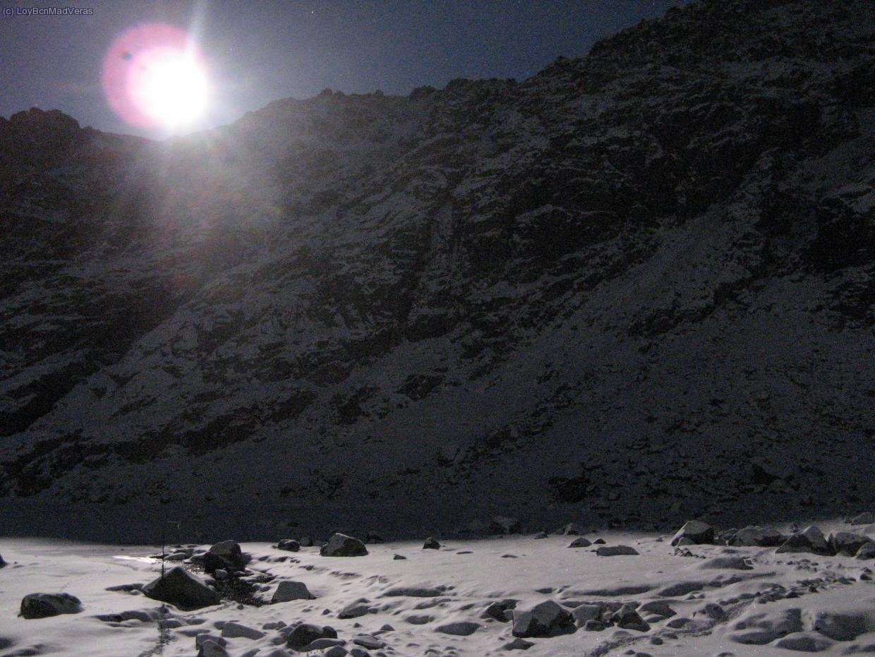 Foto nocturna de la Laguna Grande y la Luna