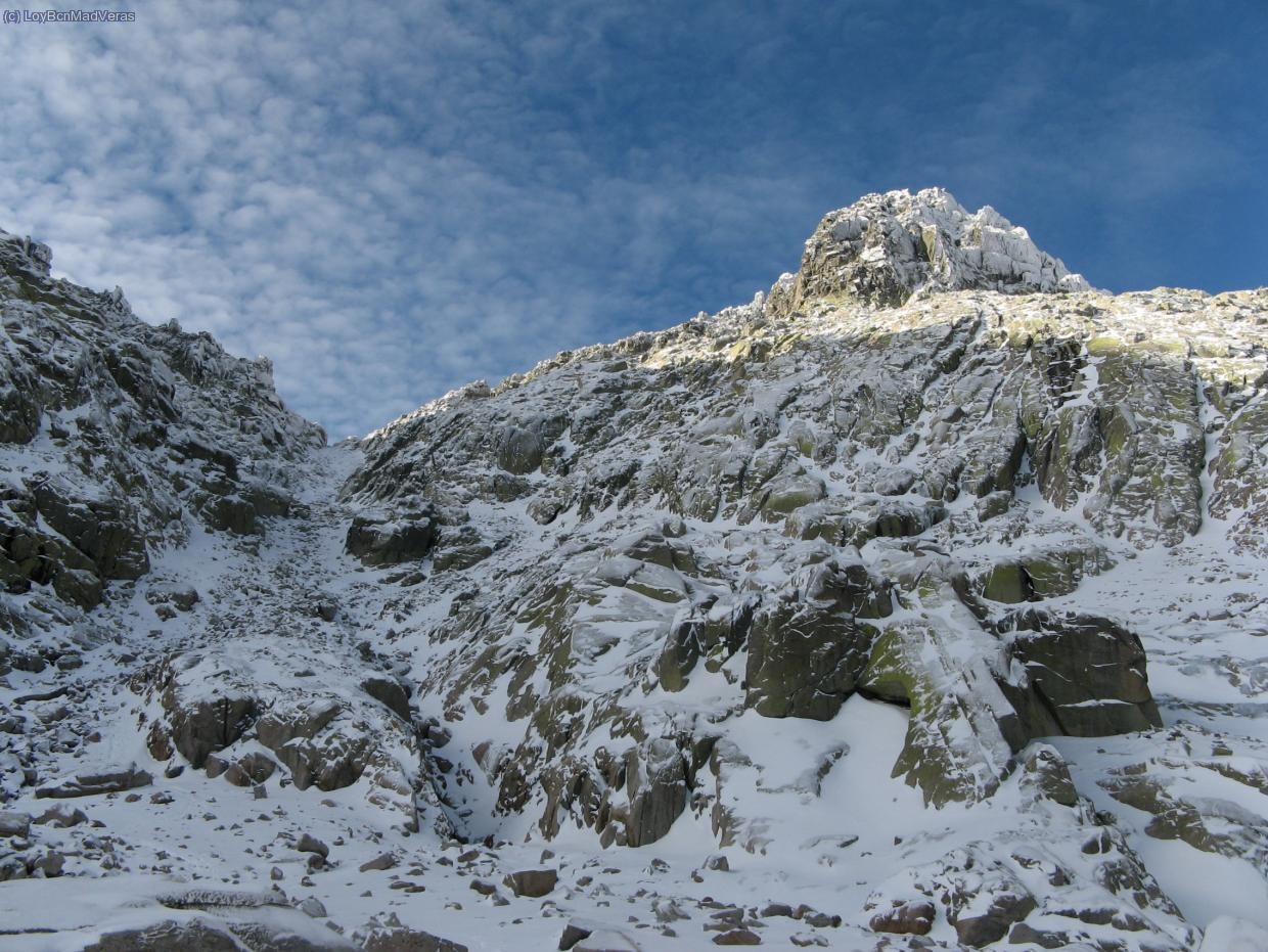 La impresionante mole del Almanzor y la collada Bermeja