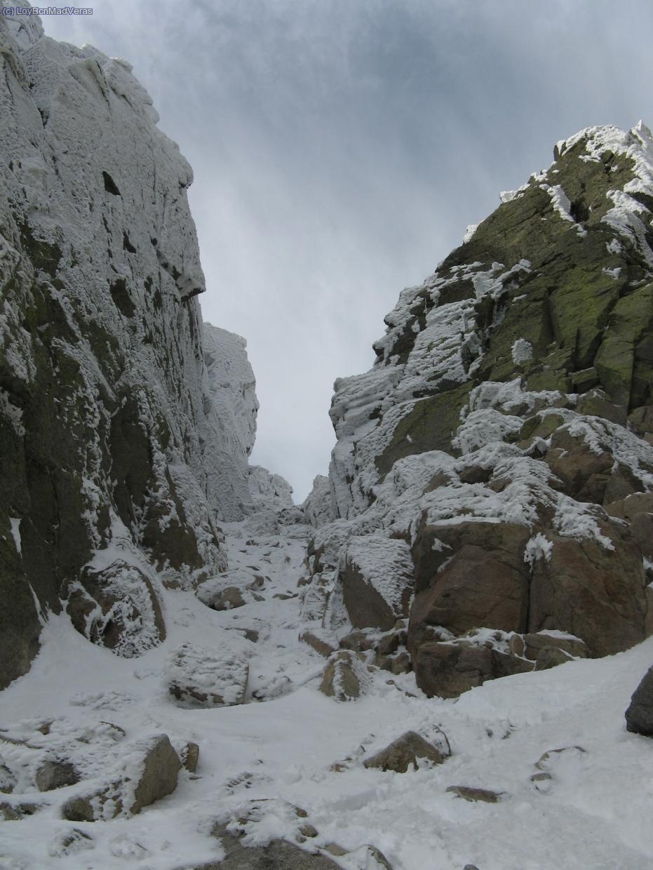 Collada del Crampon, con la roca recubierta de hielo y nieve