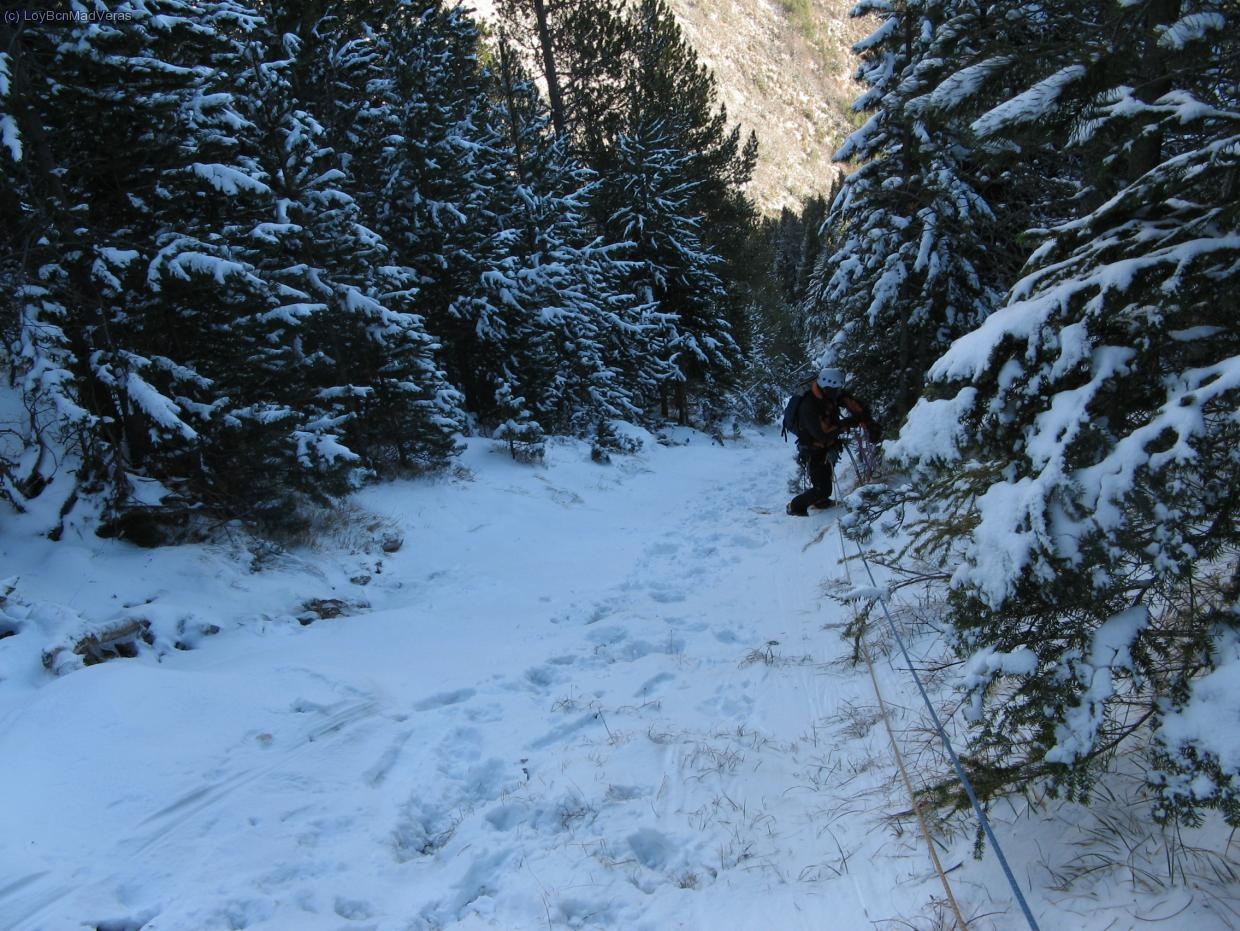 Madveras subiebndo por el "corredor". Acabamos guardando la cuerda porque era un engorro.