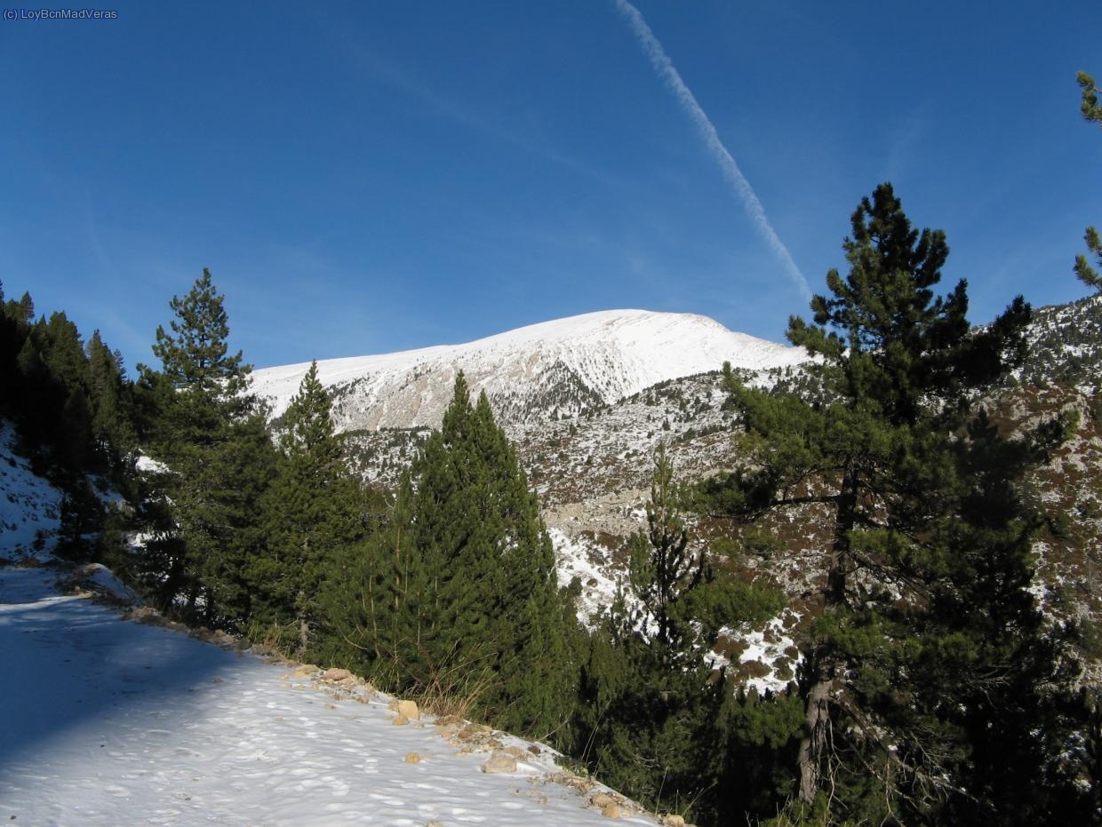 empezamos a andar por la inacabable pista, el Puig de Costa Cabirolera al fondo