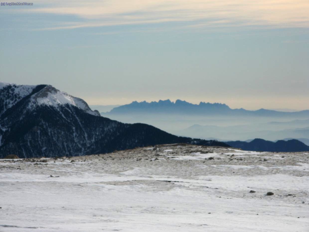 En la cima, sin nieve. El viento del dia anterior dejó la cima pelada.