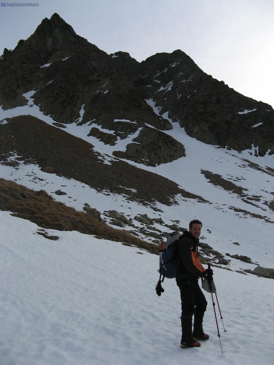 Madveras camino de la entrada, con nieve costra, un poco pe&ntilde;azo