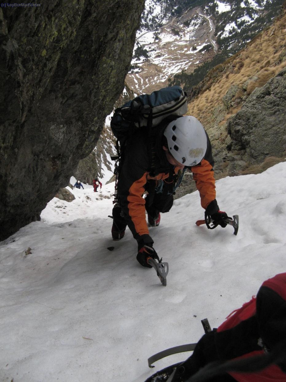 Aqui la cosa se pone tiesa. Fijaros que solo se clavan las puntas delanteras de los grampones. UNA GOZADA!!!