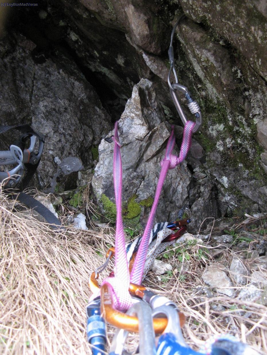 Salimos de la nieve, y empieza la roca, montamos reunion donde buenamente  pudimos, despues de un largo cortito de unos 20m desde la nieve
