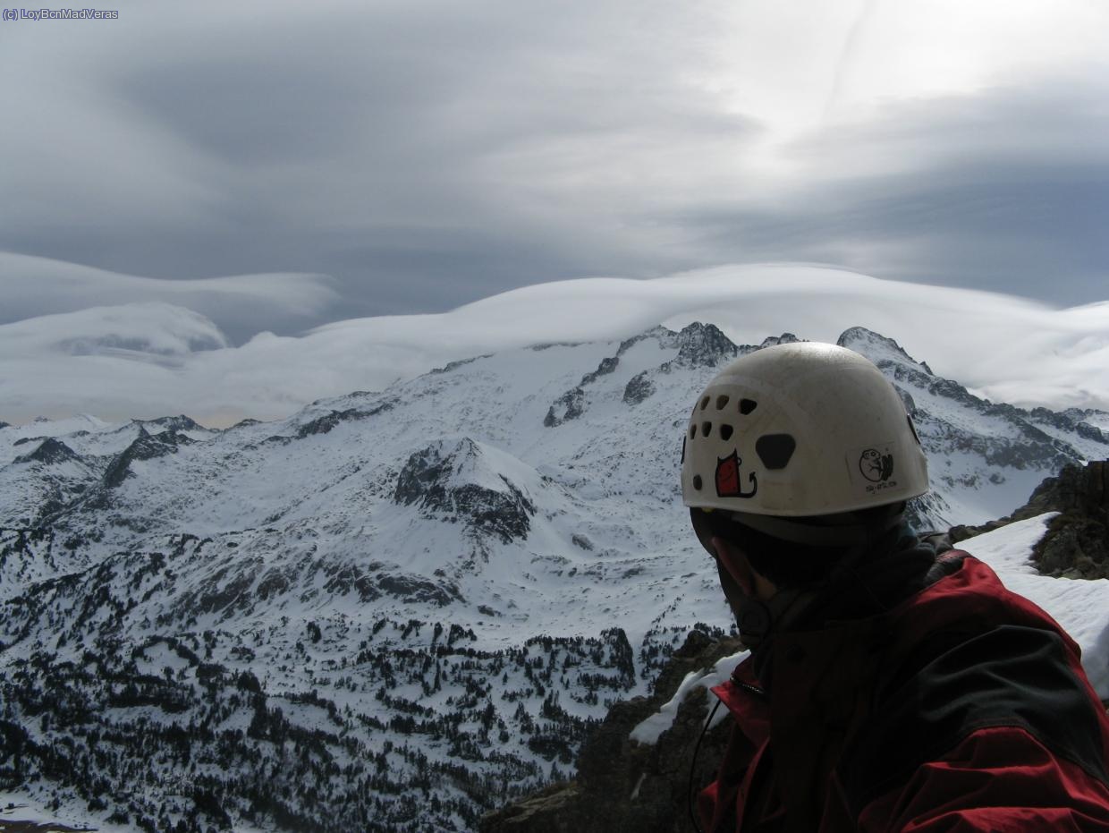 Sergio con el macizo de las Maladetas al fondo