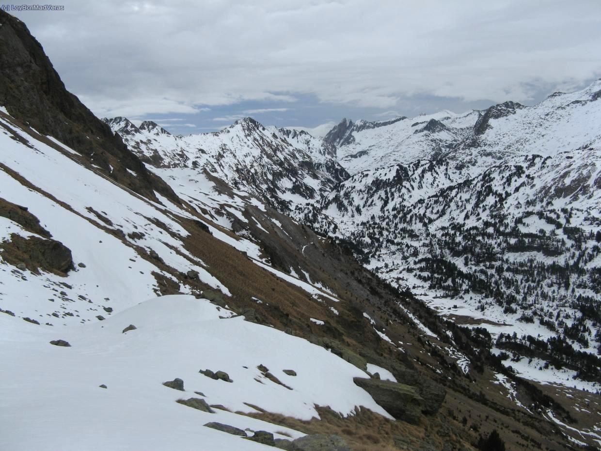 Palas que flanqueamos para buscar el descenso...