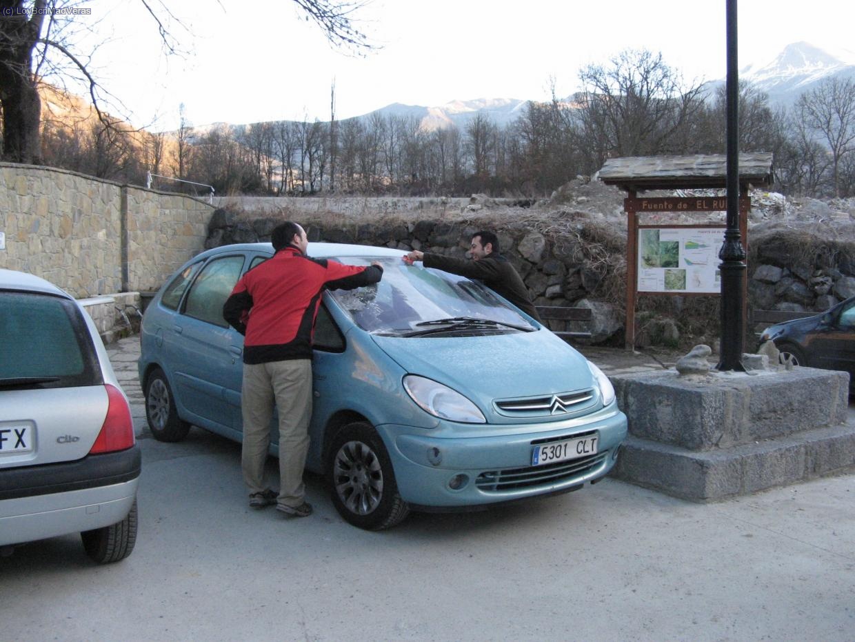 Aguito y Sergio quitando la escarcha del parabrisas del coche. Por la noche si que hizo fresquete sips...