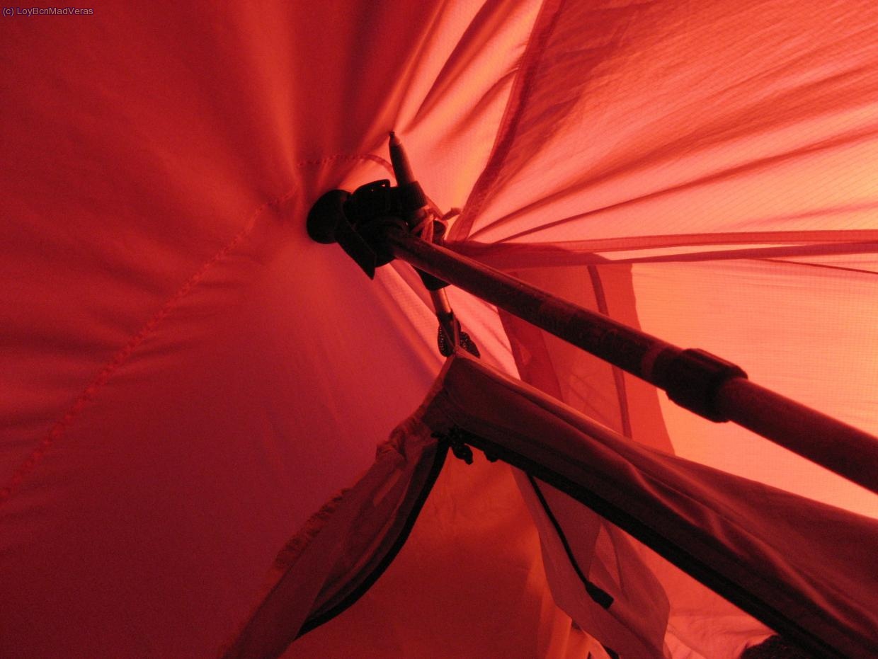 apa&ntilde;o con los bastones para aguantar la tienda