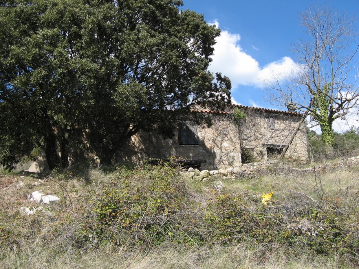 Mas del Esgorjat. El camino aqui deja la pista y coje un sendero un poco oculto.