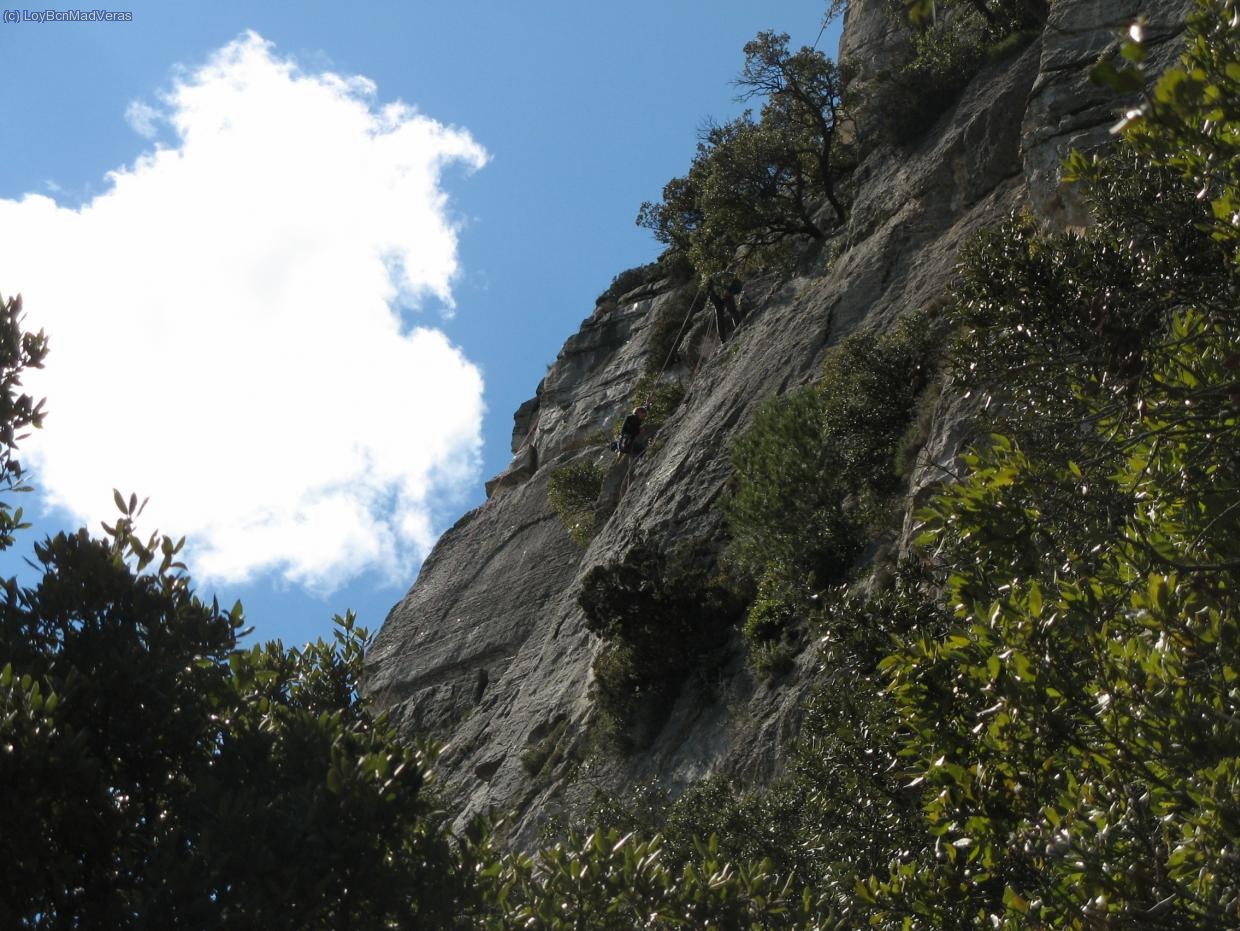 Camino a la Mussara cruzamos una zona de escalada.