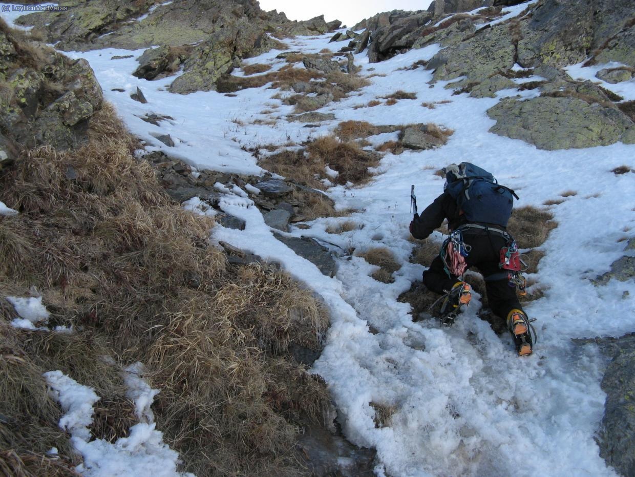 Primer resalte con hielo un poco precario, por suerte no es muy pendiente, 45&ordm; m&aacute;s o menos