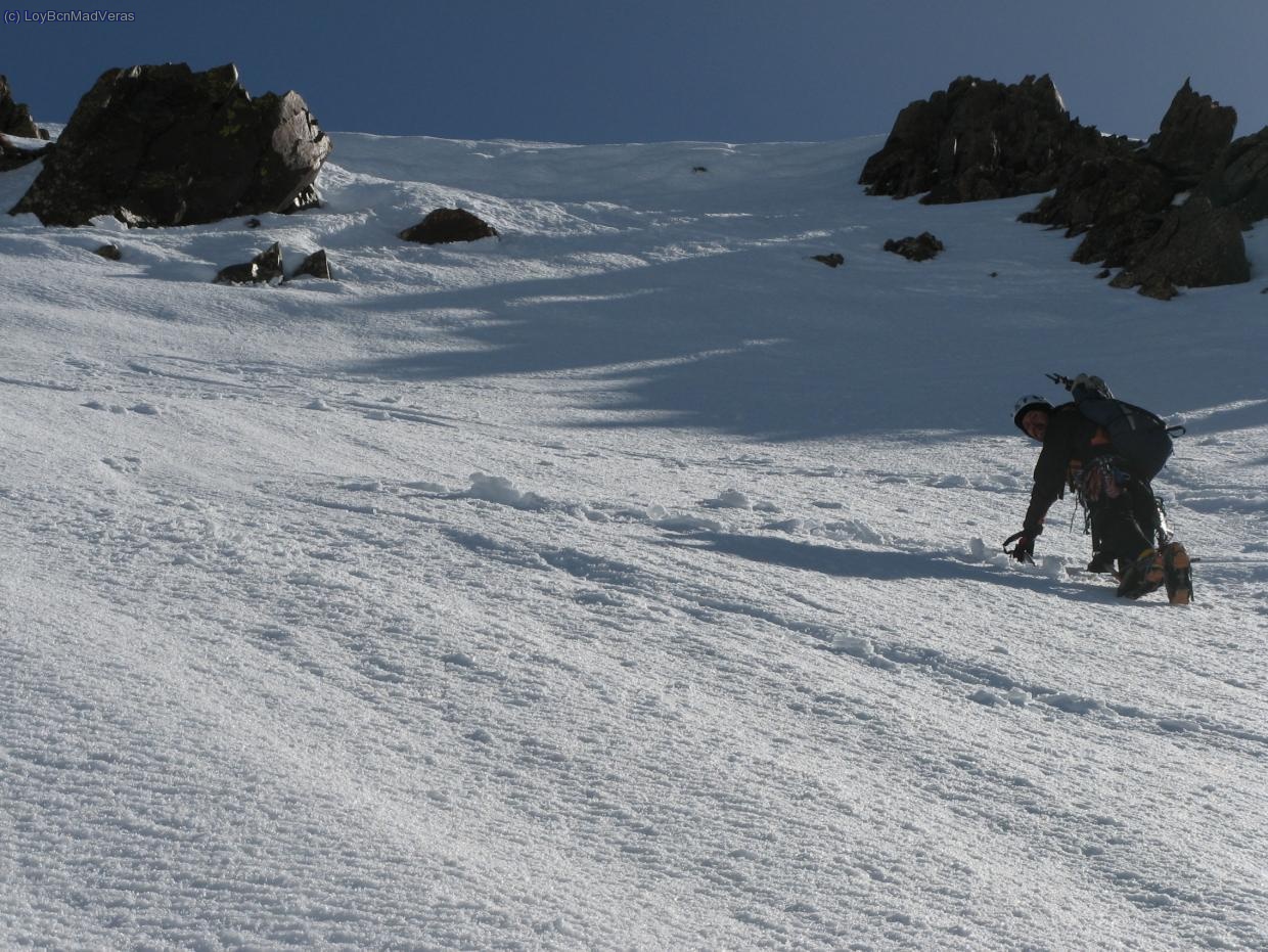 Madveras en la pala final con la aparente cornisa, lastima que se pierda la prespectiva. Aqui el reloj marcaba 55&ordm;