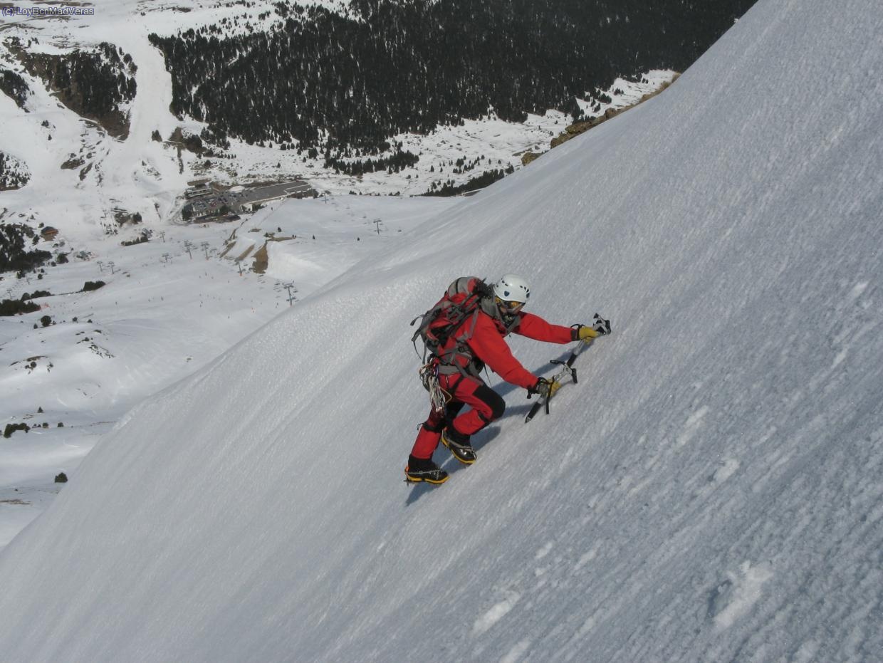 Loybcn superando las rampas de la pala. Una nieve perfecta y un ambiente espectacular