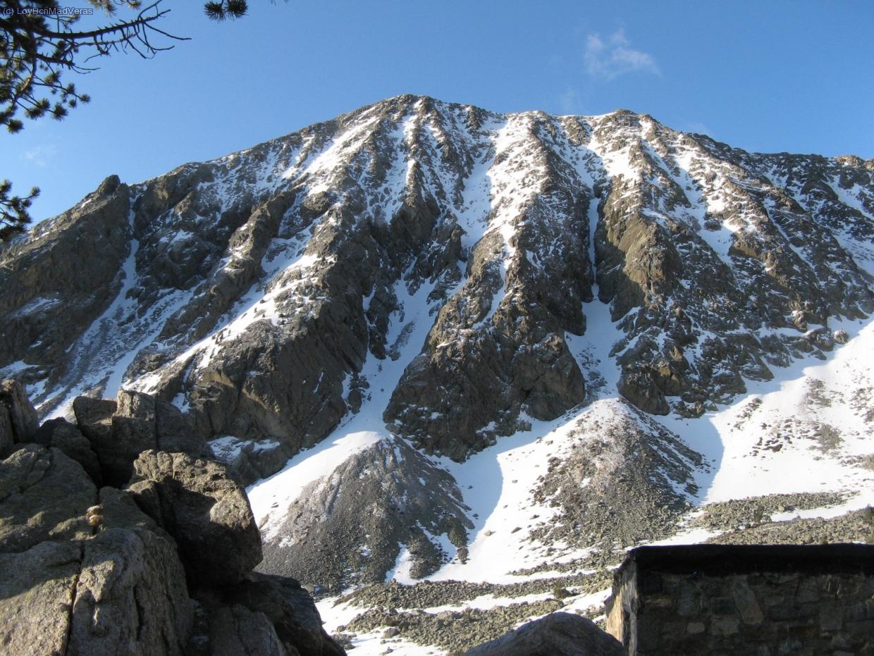 Pared norte del Gra de Fajol Petit vista desde el refugio de Ulldeter. Se puede ver como aún están formadas entre otras la Canal Estreta y la Canal del Diedre