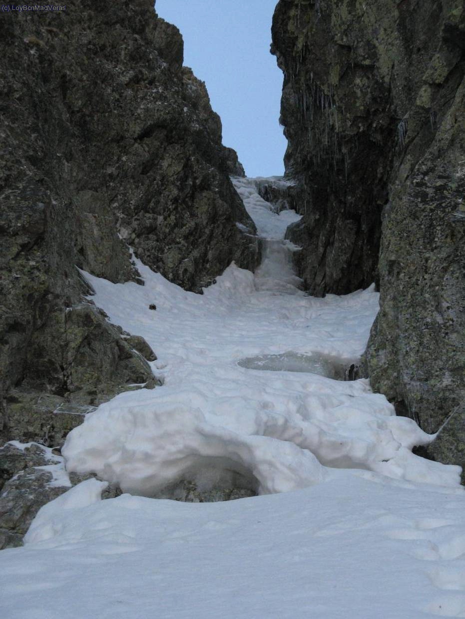 Entrada a la canal, el puente de nieve de la entrada esta muy muy justo, no aguantará ya muchos dias, al pasar se oia como crujia bajo los pies :S