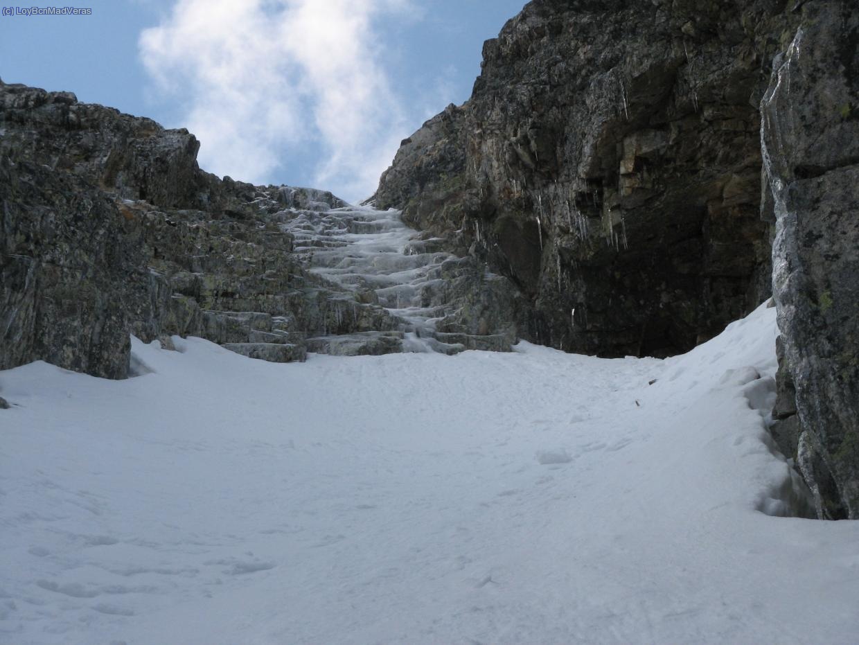 Tercer resalte y la cueva, desde aqui parece que tenga que ser subir escaleras...