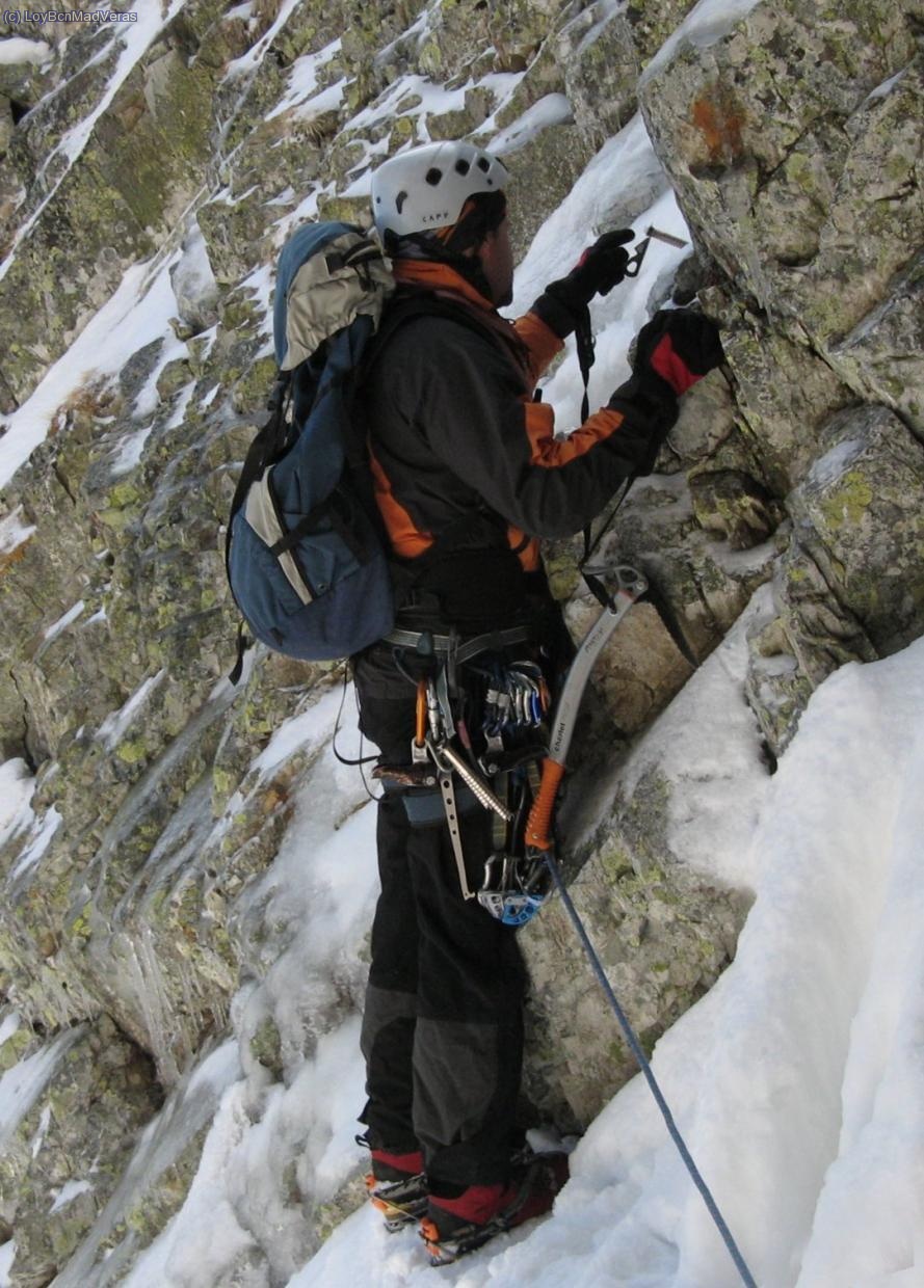 Madveras colocando un tornillo al comienzo del tercer resalte.