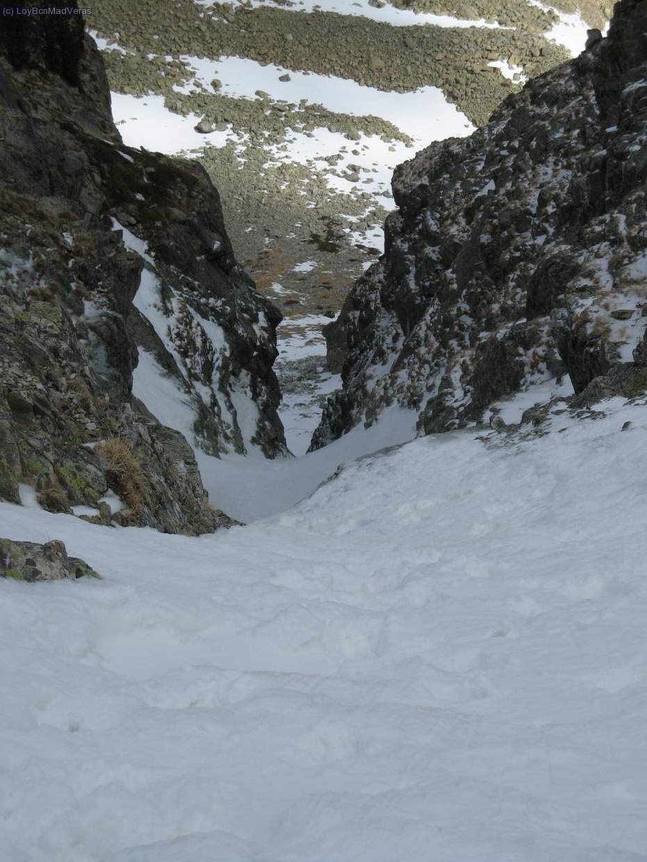 Vista hacia abajo de la canal. La nieve era muy buena.