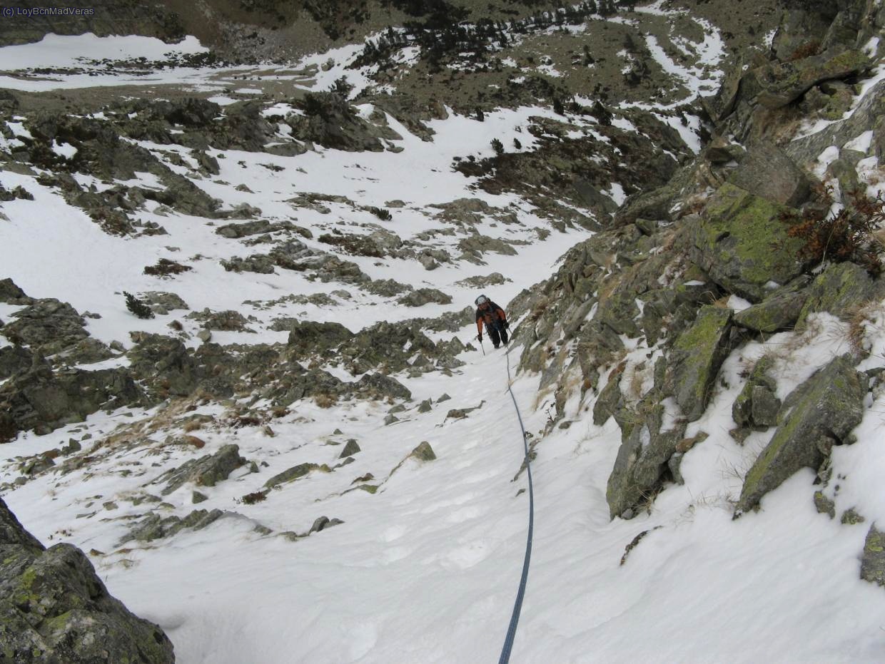 Rampas finales, subiendo al ensamble, al estar un poco justo de nieve, habia tramos con placas de hielo "divertidas". Para salir nos decantamos hacia la izquierda.