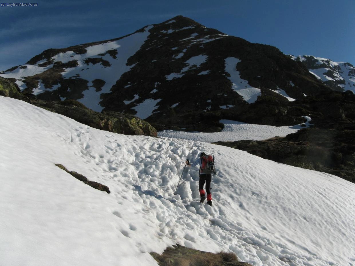 Subiendo al primer lago de Tristaina