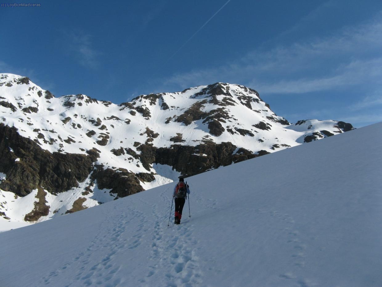Nieve dura camino del ultimo lago