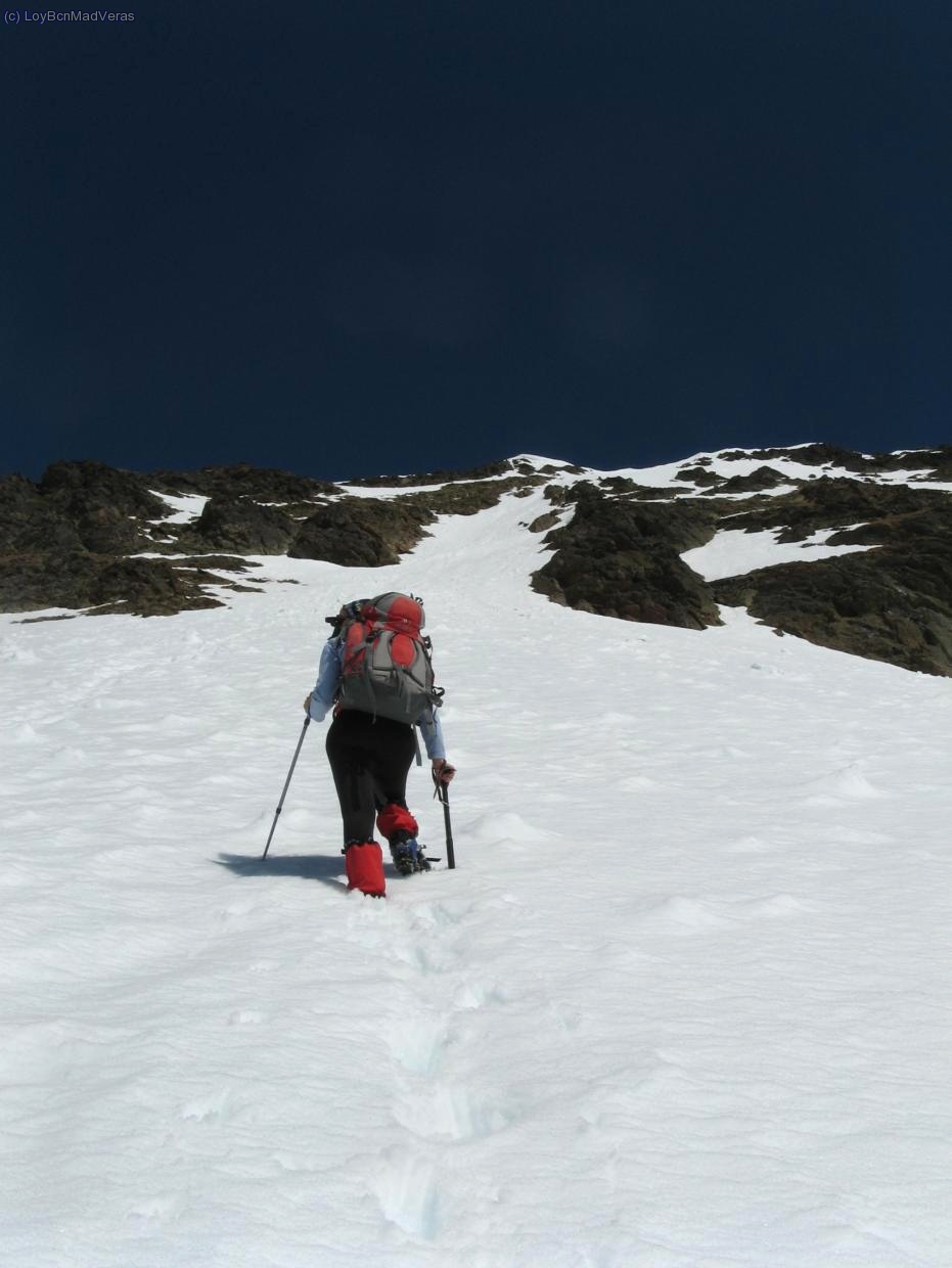 Decidimos subir por esta pala para ir a buscar el espolón rocoso