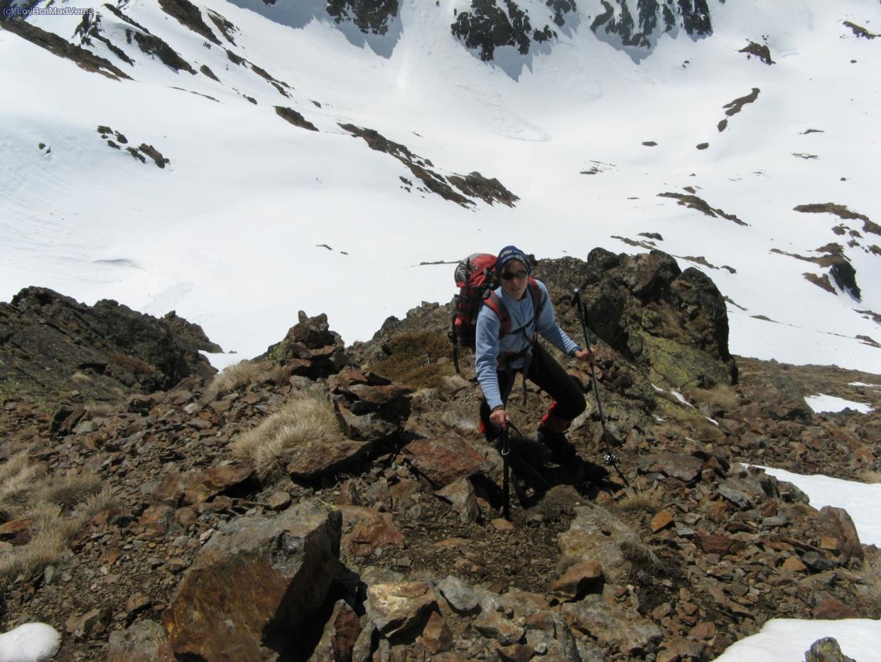 Subiendo por el espolón. esta marcado con hitos y marcas amarillas.