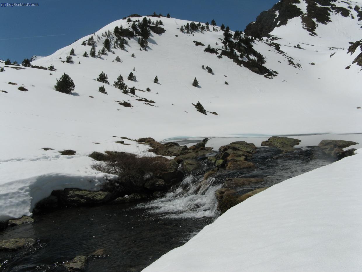 Salida de aguas del primer lago de Tristaina